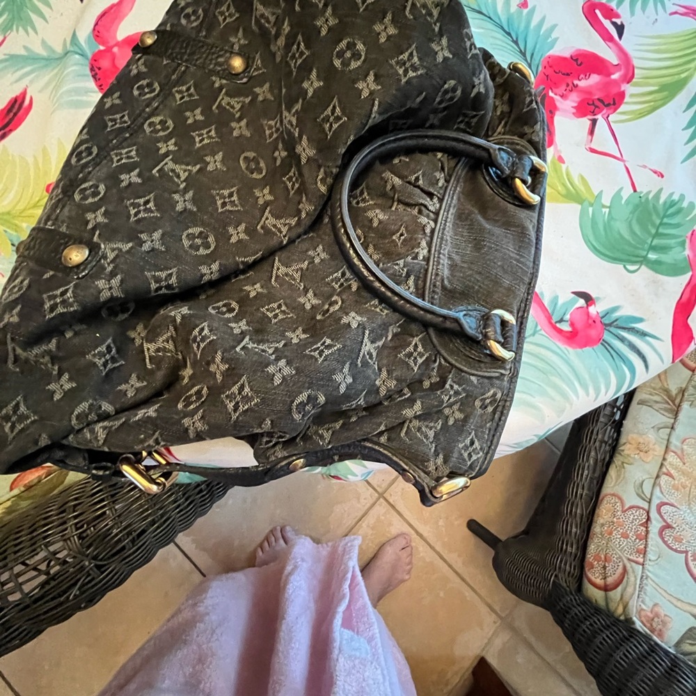 Authentic Louis Vuitton Black Neo Cabby 2008